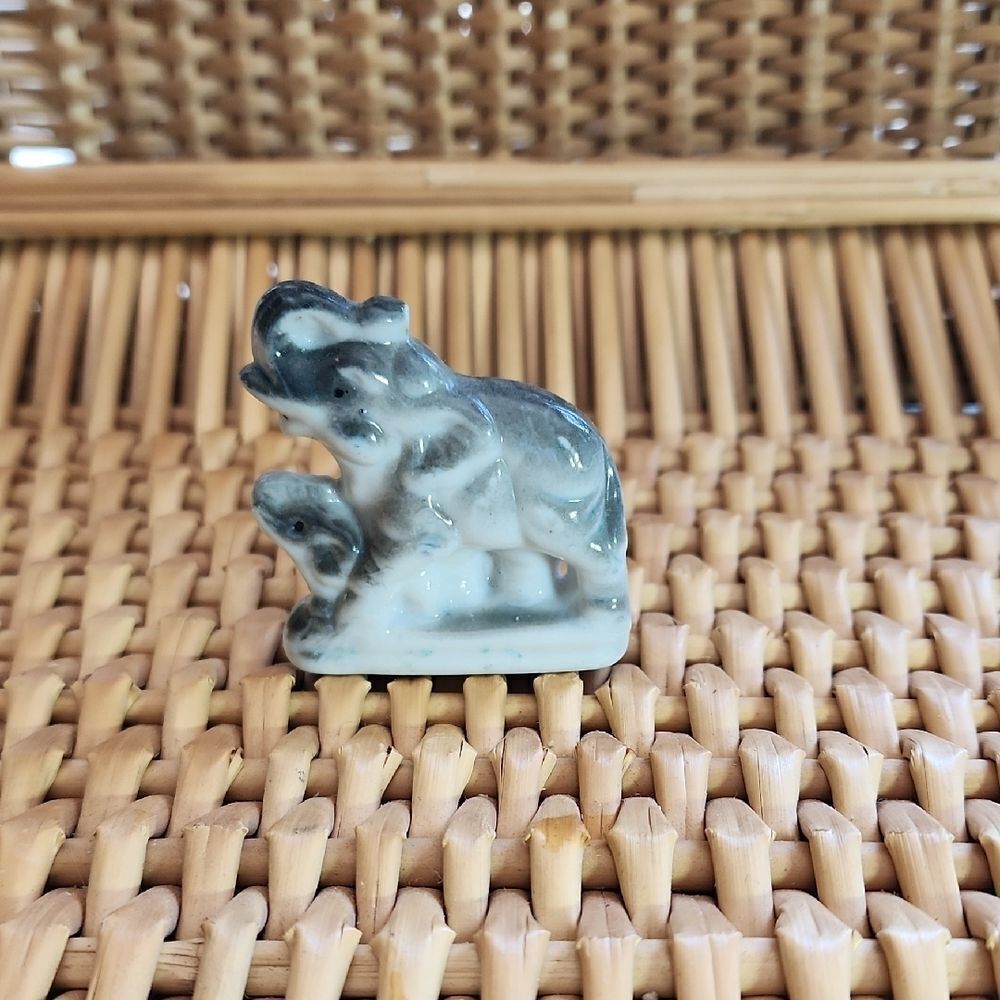 Vintage Mama & Baby Elephant Figurine Made In Japan
